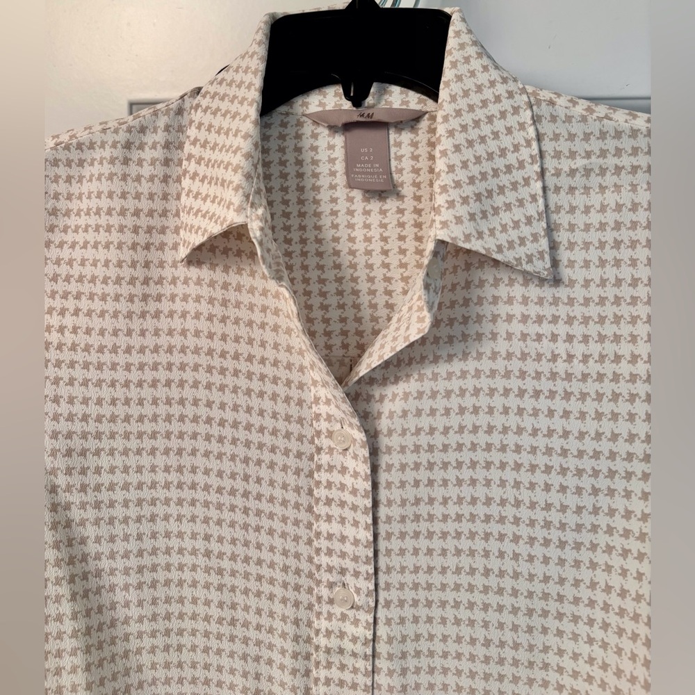 H&M Women’s Button-Up Tailored Shirt in White & Taupe Herringbone Micro Print